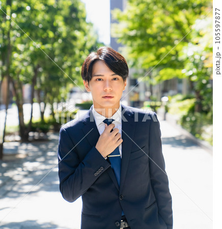 歩くサラリーマンの男性　 105597877