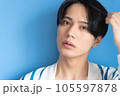 ブルーバックとかっこいい男性のビューティー素材 105597878