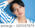 ブルーバックとかっこいい男性のビューティー素材 105597879