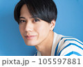 ブルーバックとかっこいい男性のビューティー素材 105597881