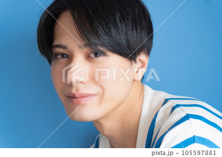 ブルーバックとかっこいい男性のビューティー素材 105597881