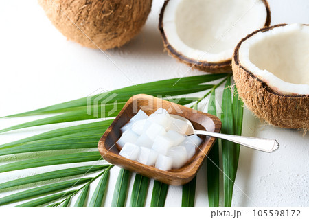 皿に盛り付けたナタデココ 105598172