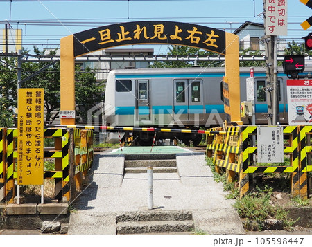 歩行者専用踏切を通過する京浜東北線 歩行者専用踏切を通過する京浜東北線 105598447