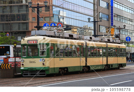 広島電鉄の3100形車両（電停に停車中） 105598778