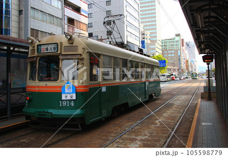 広島電鉄の1900形車両(電停に停車中、反対側ホームから) 広島電鉄の1900形車両(電停に停車中、反対側ホームから) 105598779