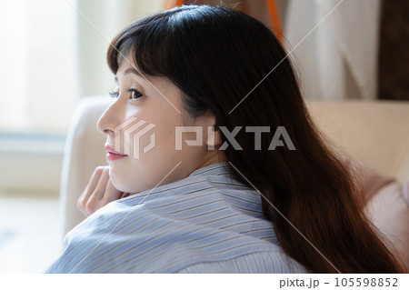 リビングでくつろぐ女性 リビングでくつろぐ女性 105598852