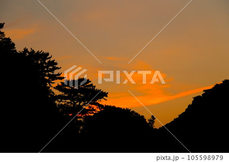 山に沈む夕日 山に沈む夕日 105598979