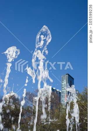 青空と噴水 青空と噴水 105599236