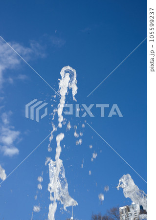 青空と噴水 105599237