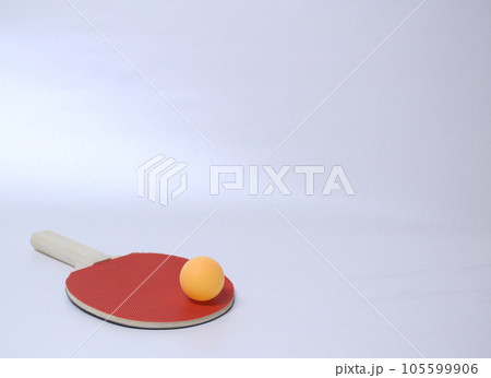 画面左下にある卓球ラケットの赤い面の上に乗るピンポン玉　白バック 105599906