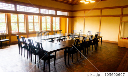 明倫学舎、木造建築の会議室 105600607