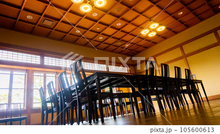明倫学舎、木造建築の会議室 105600613