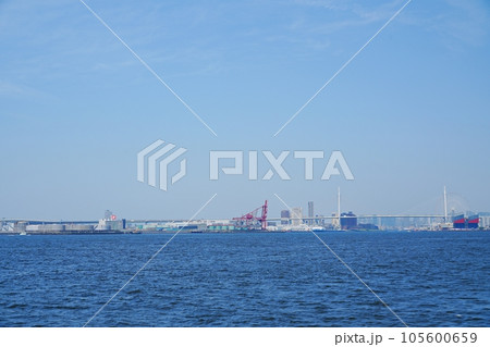 大阪 大阪港 天保山大橋と湾岸線(シーサイドプロムナードから北東方向、夏) 大阪 大阪港 天保山大橋と湾岸線(シーサイドプロムナードから北東方向、夏) 105600659