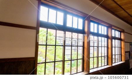 古い小学校の廊下 山口県萩市 105600731