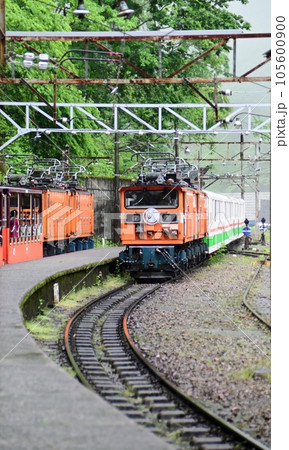 鐘釣駅で待ち合わせる宇奈月行きと欅平駅行きのトロッコ列車 鐘釣駅で待ち合わせる宇奈月行きと欅平駅行きのトロッコ列車 105600900