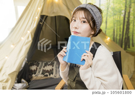おうちキャンプイメージ　テントの前で読書をする若い女性 105601800