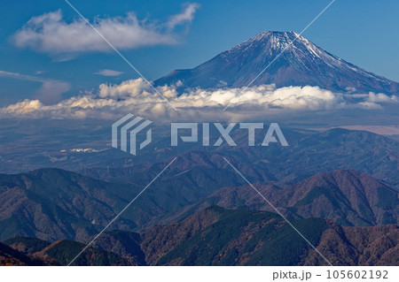 晩秋の丹沢山地・塔ノ岳から雲湧く富士山 105602192