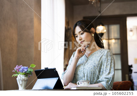 カフェで仕事をする若い女性 カフェで仕事をする若い女性 105602255