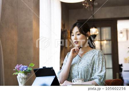 カフェで仕事をする若い女性 105602256