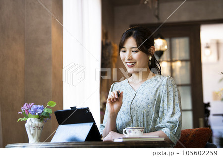 カフェで仕事をする若い女性 カフェで仕事をする若い女性 105602259