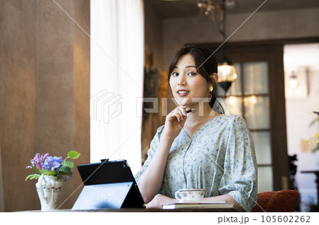 カフェで仕事をする若い女性 105602262