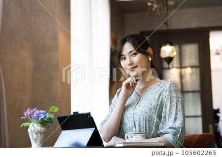 カフェで仕事をする若い女性 105602265