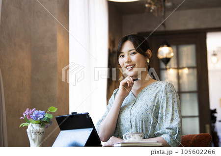 カフェで仕事をする若い女性 105602266