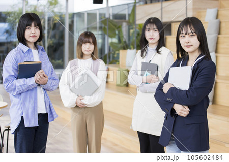 カジュアルビジネスイメージ　若い女性たち 105602484