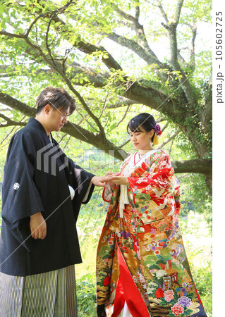 和装婚礼、和装フォトウエディング、色打掛ロケーション撮影、指輪の交換シーン紋付袴 和装婚礼、和装フォトウエディング、色打掛ロケーション撮影、指輪の交換シーン紋付袴 105602725