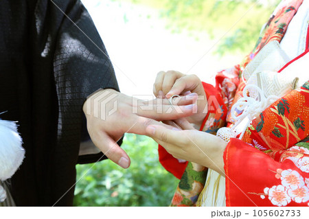 和装婚礼、和装フォトウエディング、色打掛ロケーション撮影、指輪の交換シーン紋付袴 105602733