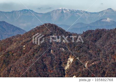 晩秋の丹沢山地・塔ノ岳から見る南アルプス・白峰三山 晩秋の丹沢山地・塔ノ岳から見る南アルプス・白峰三山 105602768