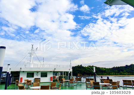 【岡山】初夏の玉野市 宇野港から直島へ向かうフェリーの甲板と青空 【岡山】初夏の玉野市 宇野港から直島へ向かうフェリーの甲板と青空 105603029