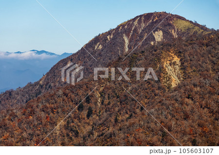 丹沢山地・塔ノ岳から見る晩秋の蛭ヶ岳と奥秩父の山並み 105603107