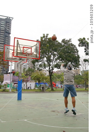 台湾台北の公園内にあるバスケットコートでバスケを楽しむ人々の写真素材 [105603209] - PIXTA