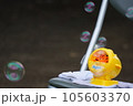 シャボン玉の中にあるカラフルなシャボン 105603370