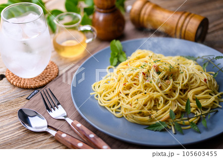 パスタ パスタ料理 （ ペペロンチーノ ） スパゲティー ブルーの皿 イタリア料理 105603455
