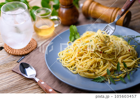 パスタ パスタ料理 ( ペペロンチーノ ) スパゲティー ブルーの皿 イタリア料理 パスタ パスタ料理 ( ペペロンチーノ ) スパゲティー ブルーの皿 イタリア料理 105603457