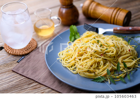 パスタ パスタ料理 ( ペペロンチーノ ) スパゲティー ブルーの皿 イタリア料理 パスタ パスタ料理 ( ペペロンチーノ ) スパゲティー ブルーの皿 イタリア料理 105603463
