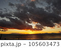海に沈む夕日 105603473