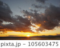 美しい海岸の夕日 105603475