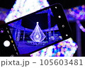 スマホ越しのイルミネーション 105603481