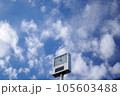 青い空と雲と時計 105603488
