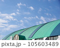 屋根と青空と雲 105603489
