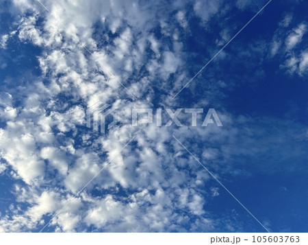 青い空と白い雲(七月の初め頃撮影)/The blue sky and cloudの写真素材