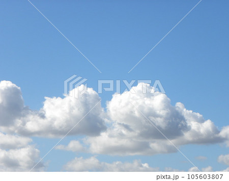 稲毛海岸で見る青空と白い雲 稲毛海岸で見る青空と白い雲 105603807