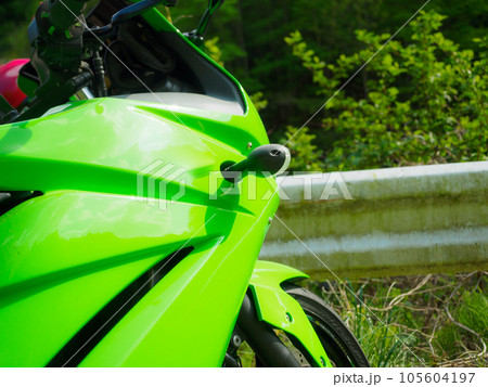 緑のバイクとガードレール 105604197