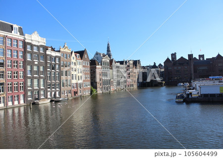 オランダ　アムステルダム　ダムラックの風景 105604499