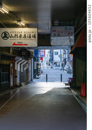 奥に続く人気のない夜の人気スポット 105604652