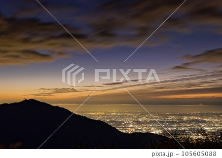 丹沢表尾根・三ノ塔から夜明けの大山と湘南の夜景 105605088