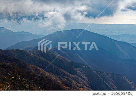 丹沢山地・塔ノ岳から見る雲湧く三ノ塔と光る湘南の海 105605406